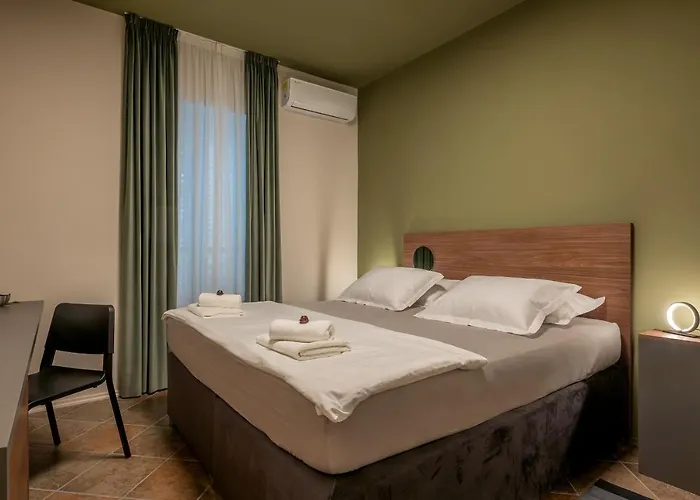 Green, Deluxe Two Bedroom Apartment Split