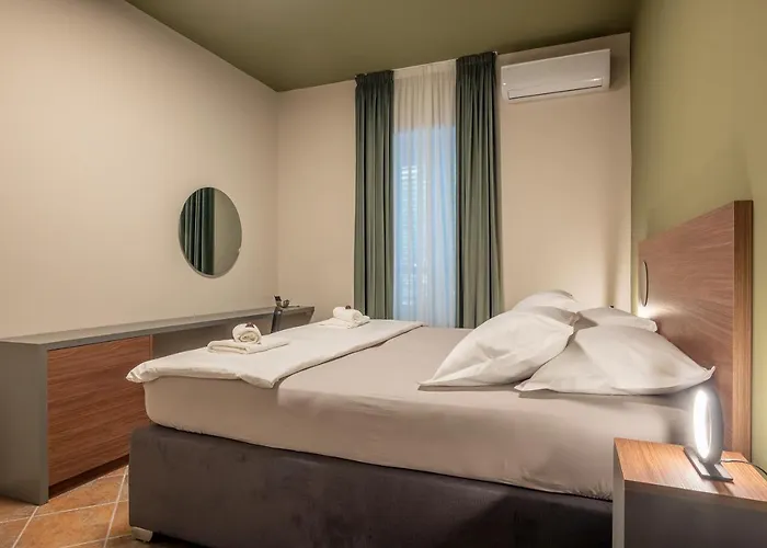 Green, Deluxe Two Bedroom Apartment Split