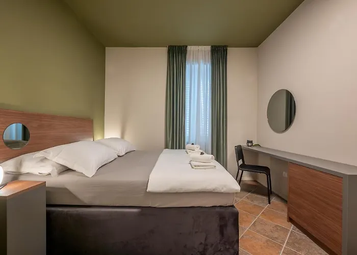 Green, Deluxe Two Bedroom Apartment Split