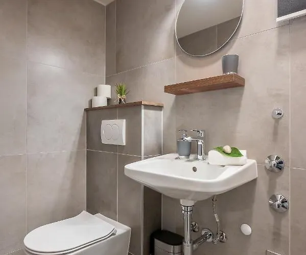 Green, Deluxe Two Bedroom Apartment *