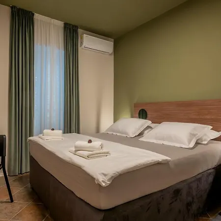 Green, Deluxe Two Bedroom Apartment Split