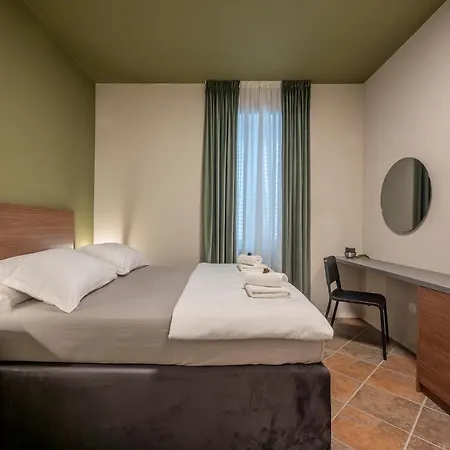Green, Deluxe Two Bedroom Apartment Split